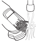 Encienda el aparato y enjuague el recortador desplegable con agua tibia