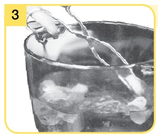 Lasciare raffreddare l'acqua e delicatamente