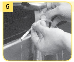 Risciacquare i tubi flessibili in acqua fredda per rimuovere il latte materno