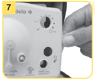 Sbloccare la piastra frontale utilizzando la linguetta del pollice