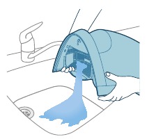 Wylej wodę ze zbiornika do zlewu