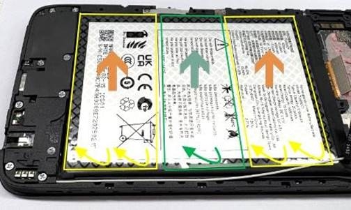 Akkumul&aacute;tor &eacute;s fő kamera sz&eacute;tszerel&eacute;se - 4. l&eacute;p&eacute;s