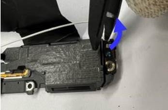 Sustituir el altavoz inferior - Desmontaje - Paso 3