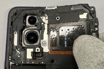 Sustituir el soporte de la placa M - Montaje - Paso 1