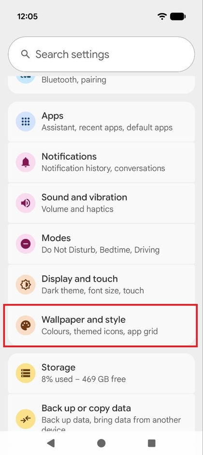 Screenshot del menu 'Settings' (Impostazioni) del Pixel che mostra 'Wallpaper & style' (Sfondo e stile) evidenziato.