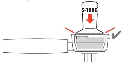 Compactando o Caf&eacute; Mo&iacute;do