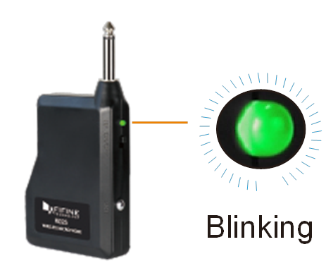 VAROV&Aacute;N&Iacute; PŘED N&Iacute;ZK&Yacute;M NABIT&Iacute;M BATERIE - Indik&aacute;tor blik&aacute; zeleně