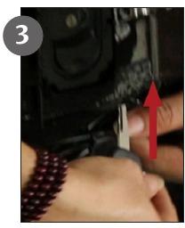 Vybratie bat&eacute;rie - krok 3