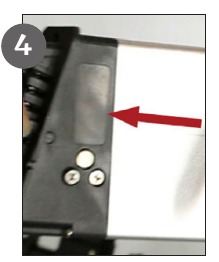 Vybratie bat&eacute;rie - krok 4