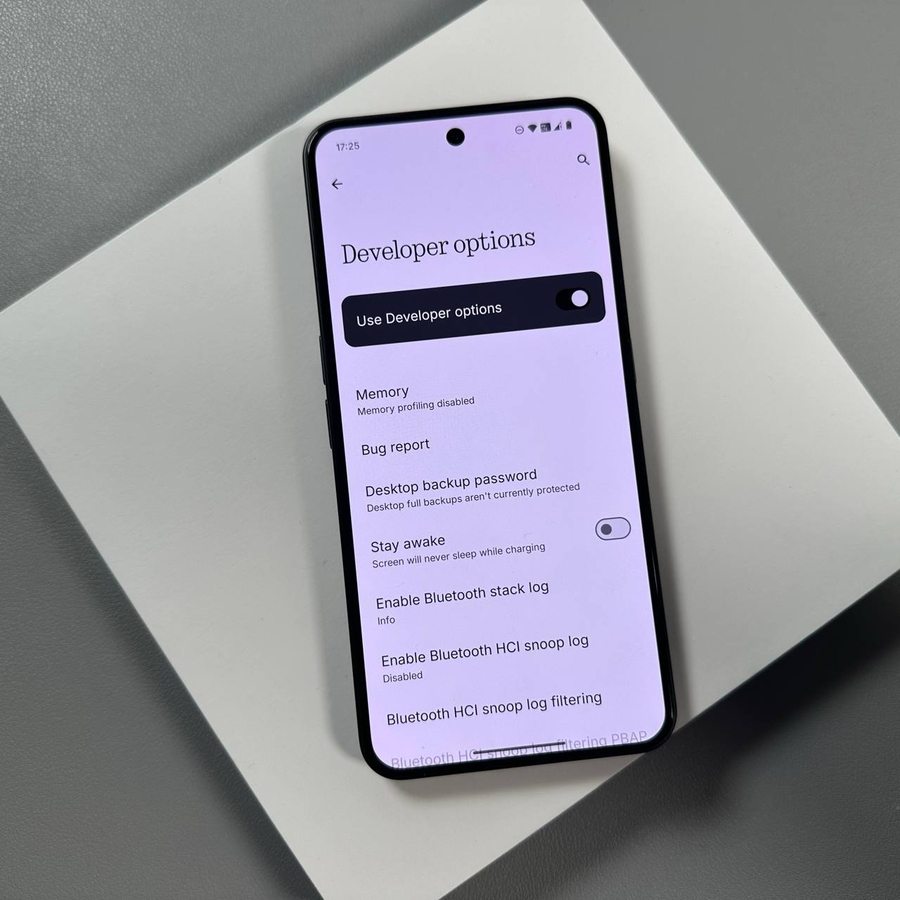 Nothing Phone (3)-enhed, der hviler på en ren overflade.