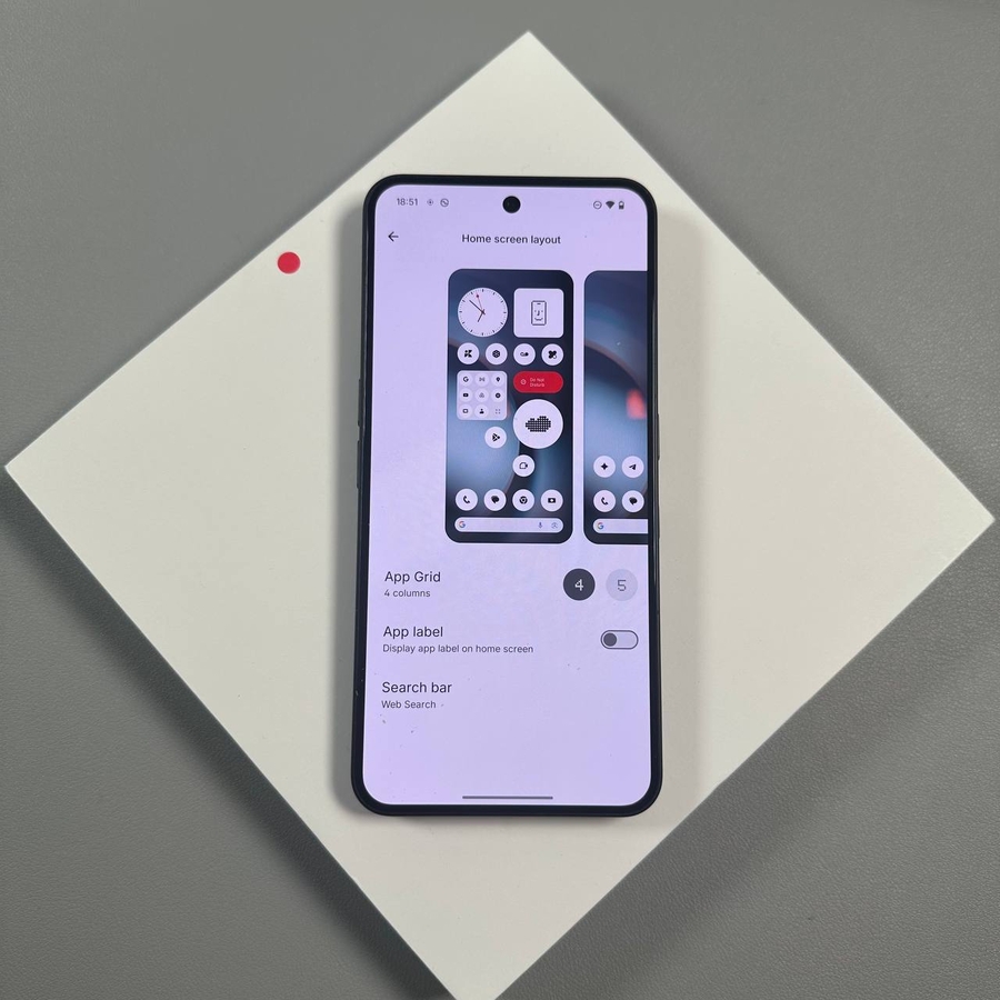 Nothing Phone-startscherm met verschillende app-iconen en widgets.