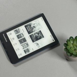 De voorgrondverlichting in- of uitschakelen op de PocketBook 634 Verse Pro
