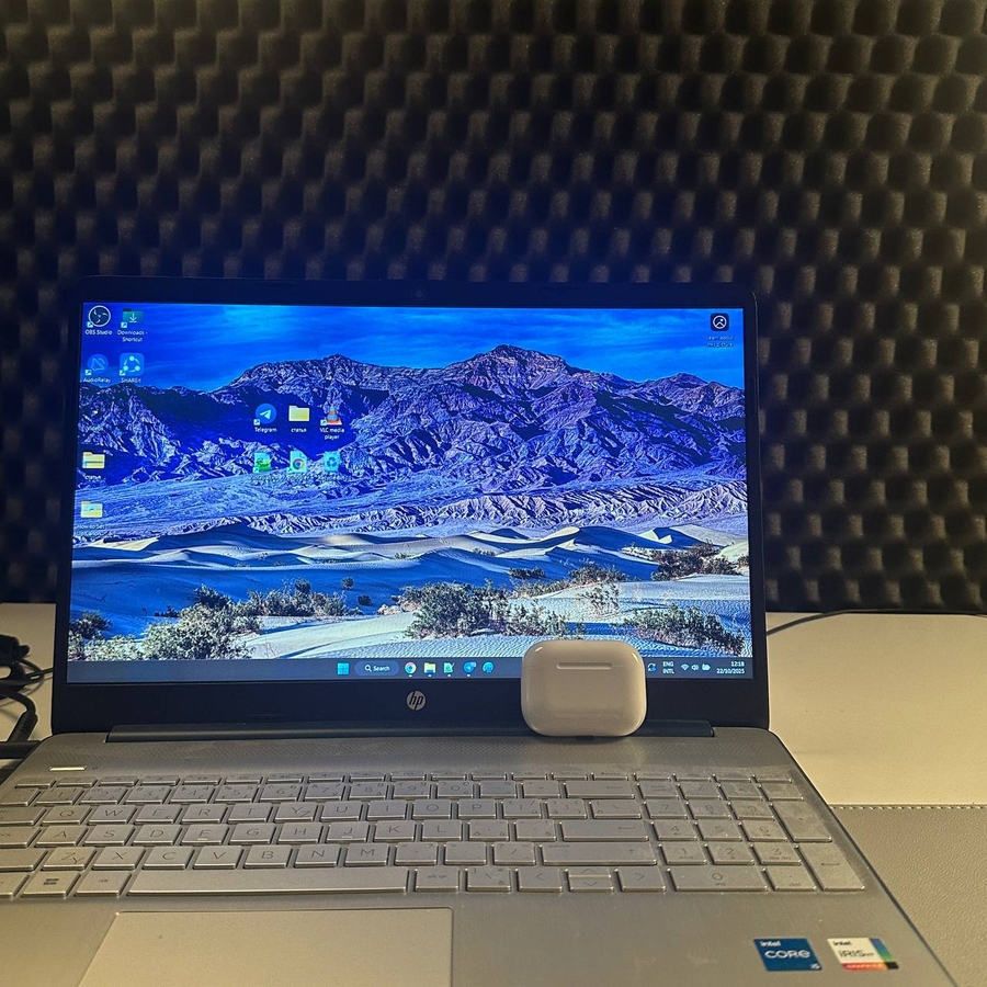 Apple AirPods Pro 3 ao lado de um laptop Windows