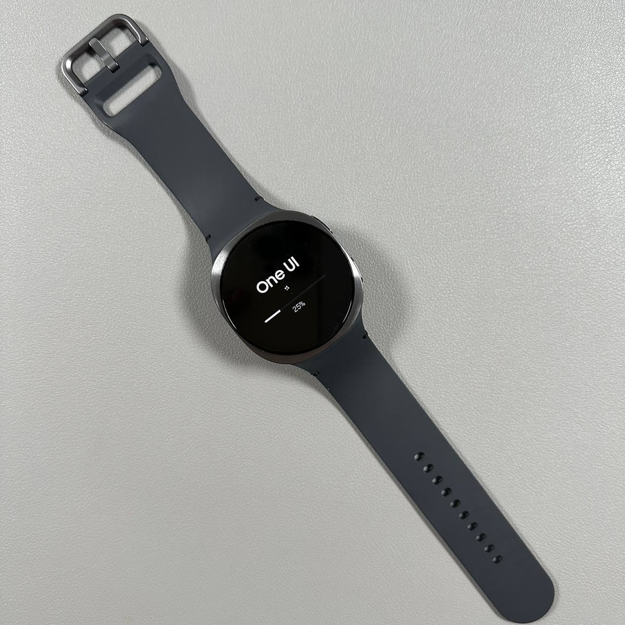 Samsung Galaxy Watch 8 LTE mostrando la pantalla de actualización de software