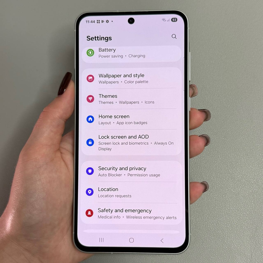Samsung Galaxy A56 nutitelefon oma helina seadete ekraaniga