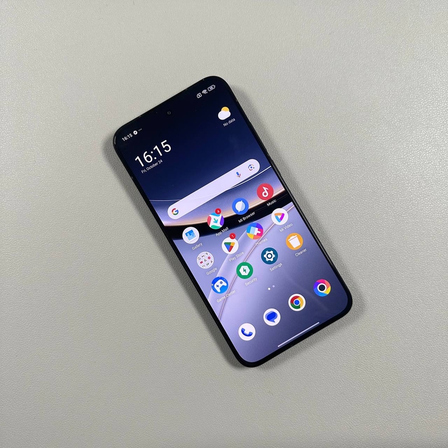 Smartphone POCO F7 présentant la fonctionnalité d'applications masquées