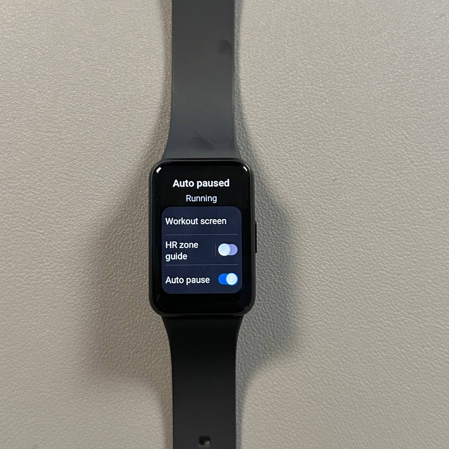 Samsung Galaxy Fit 3 - S&aring;dan aktiverer eller deaktiverer du Auto Pause under tr&aelig;ning