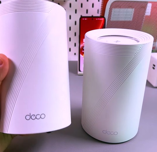 Twee identieke TP-Link Deco BE65 units naast elkaar Twee identieke TP-Link Deco BE65 units naast elkaar