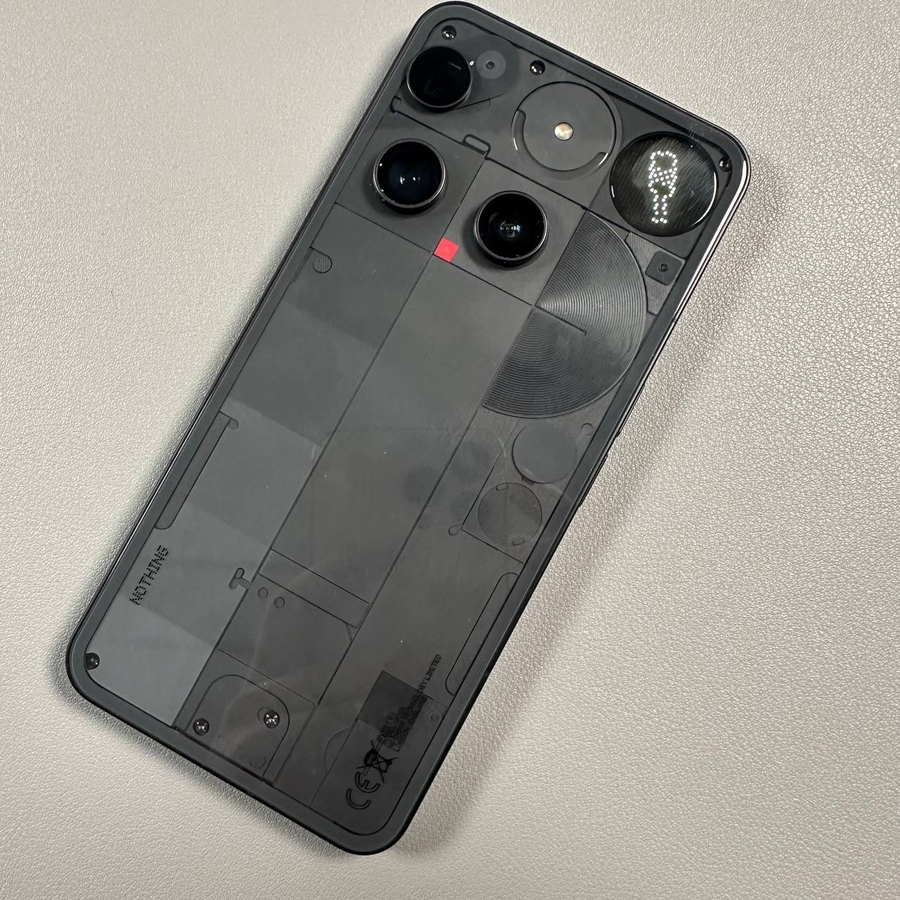 Nothing Phone (3) z ikoną aplikacji Ustawienia na ekranie głównym.