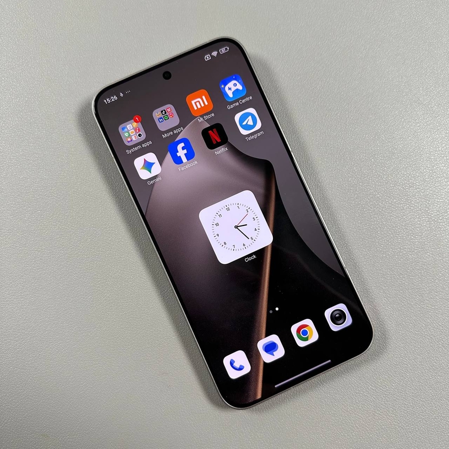 Smartphone Xiaomi 15T Pro in mano