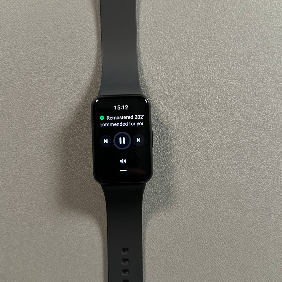 Samsung Galaxy Fit 3 mostrando os controles do Spotify