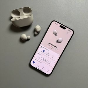 Kaip vienu metu prijungti &bdquo;Sony WF-1000XM5&ldquo; prie dviejų įrenginių