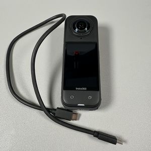 Jinsi ya Kuchaji Kamera Yako ya INSTA360 X5