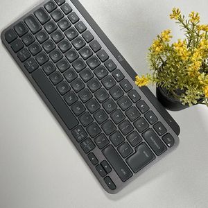 So aktivieren oder deaktivieren Sie die Hintergrundbeleuchtung der Logitech MX Keys Mini Tastatur