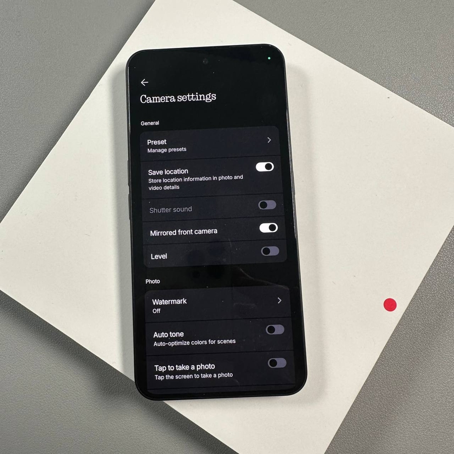 Una fotografia generale del Nothing Phone (3) che mostra il suo design.