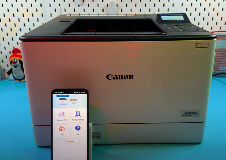 Принтер Canon Sensus LBP673Cdw на офисном столе