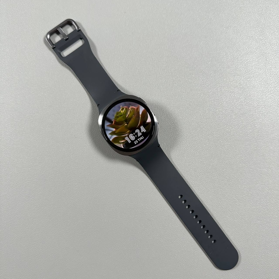 Samsung Galaxy Watch 8 LTE with photo watch face