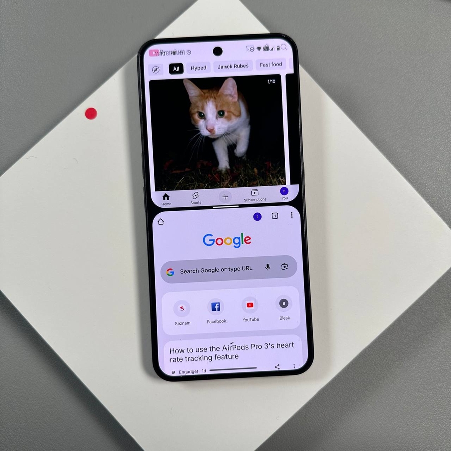 Nothing Phone, демонстрирующий функцию разделенного экрана с двумя открытыми приложениями.
