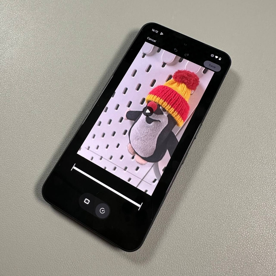 A mão de uma pessoa segurando um Nothing Phone (3) com um vídeo em câmera lenta sendo reproduzido na tela.