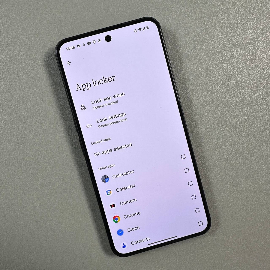 La mano de una persona sosteniendo un Nothing Phone (3) sobre un fondo blanco