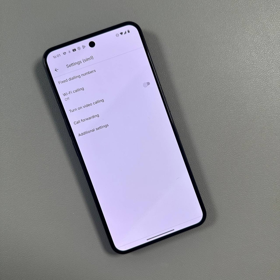 Telefon ilovasi ekranini ko'rsatadigan Nothing Phone qurilmasi