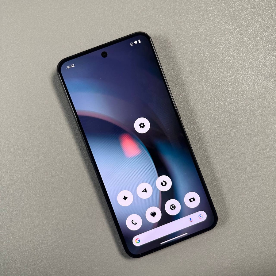 Tampilan umum layar beranda Nothing Phone (3) dengan gaya ikon monokrom khas.