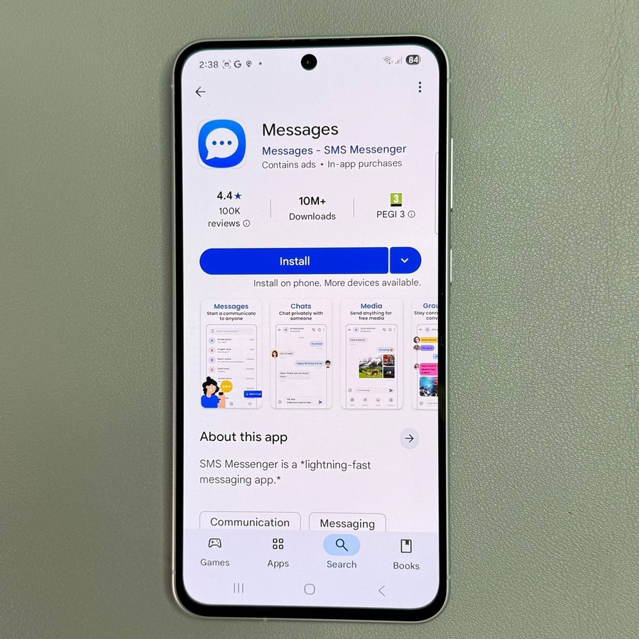 Samsung Galaxy A56, ki prikazuje aplikacijo Samsung Messages