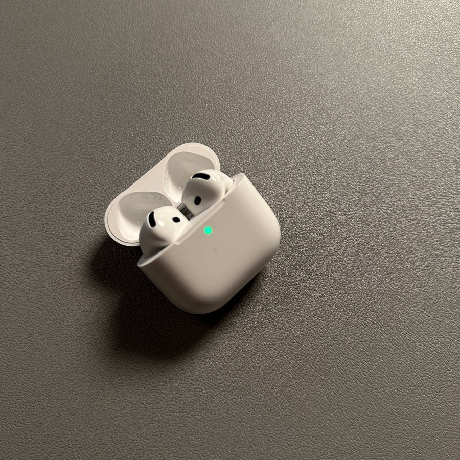 Apple AirPods 4 s ANC