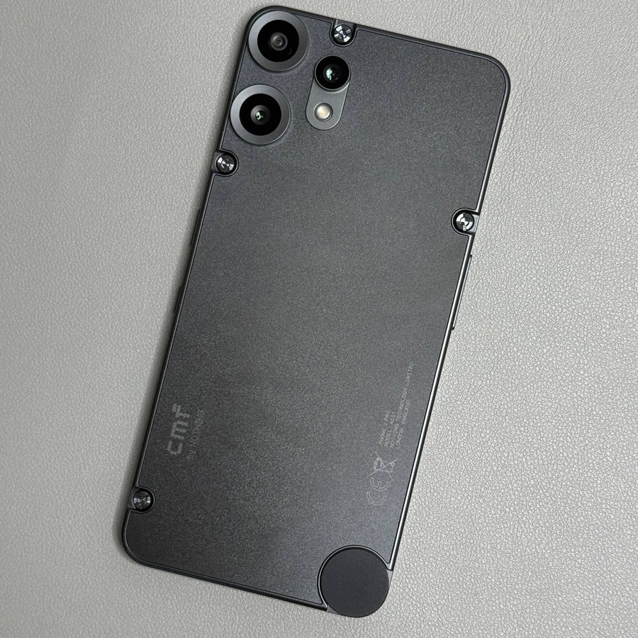 CMF Phone 2 Pro con scheda SIM e strumento di espulsione su un tavolo