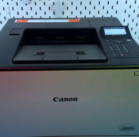 Ein Foto des Bedienfelds des Canon i-SENSYS LBP673Cdw Druckers.