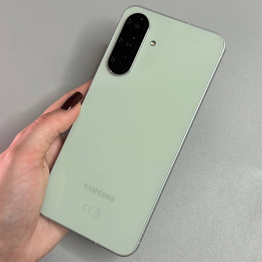 Ekrani fillestar i Samsung Galaxy A56 me widget ore duale