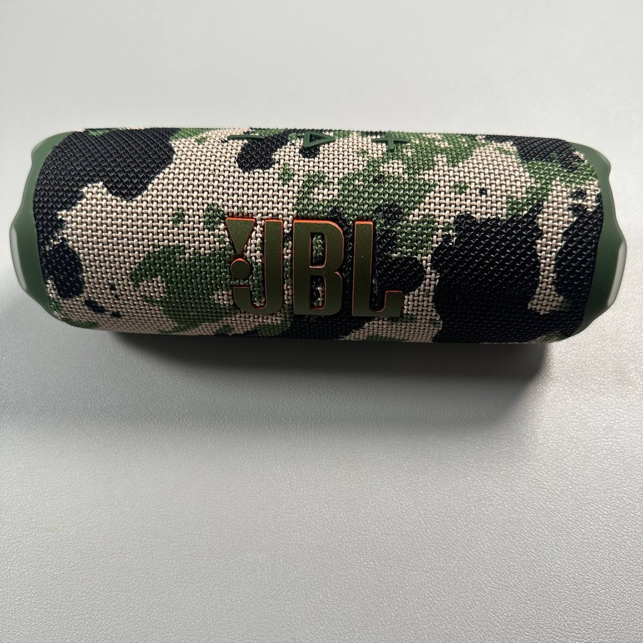 JBL Flip 7 blizu telefona z odprtim odsekom izenačevalnika JBL Flip 7 blizu telefona z odprtim odsekom izenačevalnika